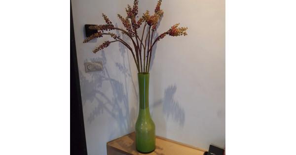 Vaas groen flesmodel 70 cm met plastic besjes