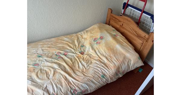 Houten  ledikant met beddegoed eneen boxspring compleet