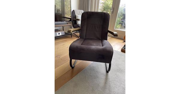 2 stuks fauteuil met houten leuning en stalen frame