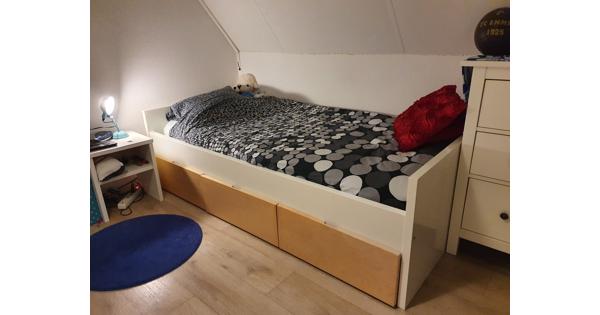 Één persoons bed met drie onderlades, inclusief matras