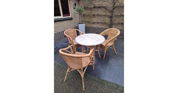 Tafel en 3 stoelen