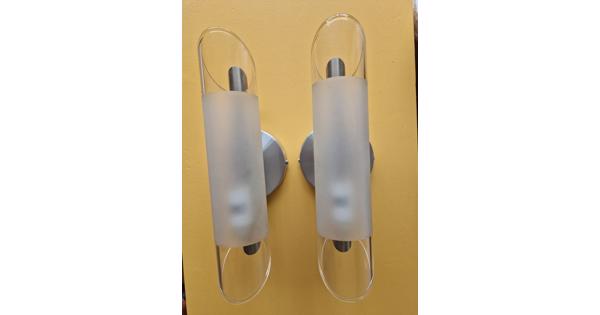 Twee matglazen wandlampen