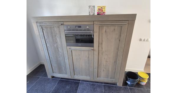 Keuken meubel met Smeg magnetron en koelkast