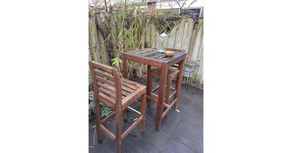 Hoge tuinset / bar set met twee krukken