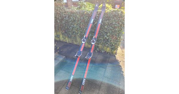 Paar ski's met bindingen look 77