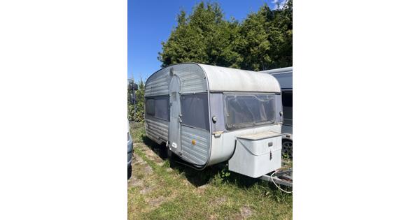 Oude caravan misschien nog te verbouwen voor een festival ofzo?!..