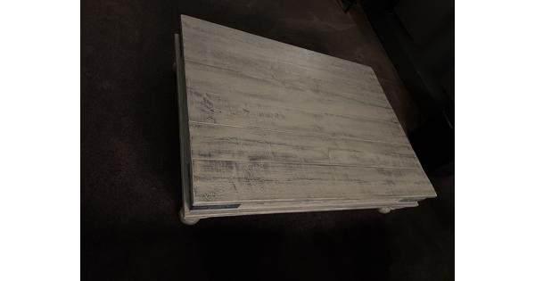 Lage houten salontafel in grijs