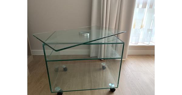 Glazen tafel voor audio en tv