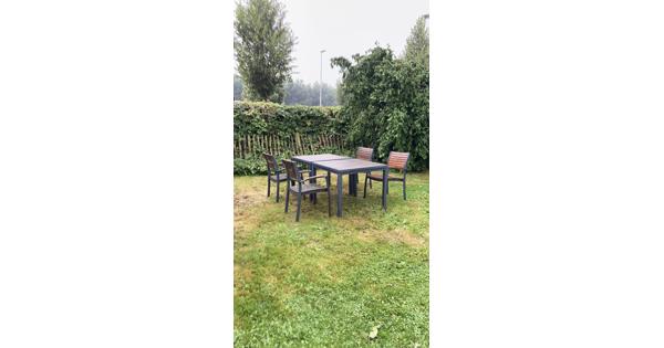 Tuinset bestaande uit 2 tafels en 4 stoelen