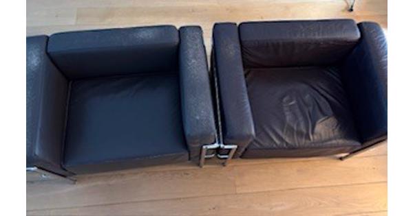 twee leren donderbruine stoelen met prachtig chromen frame. 