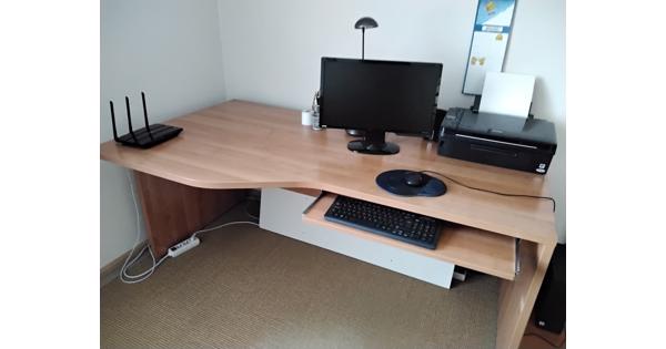 Bureau met toetsenbord plank