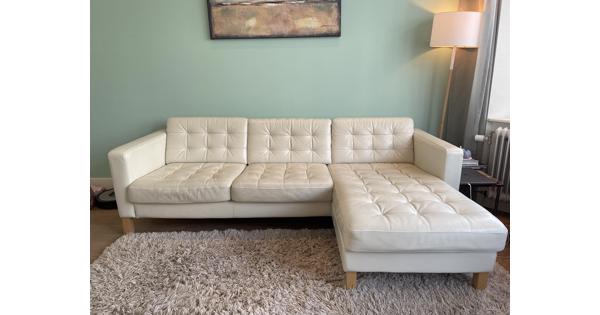 Ikea bank, wit leer. 240x90cm met 150cm chaise longue