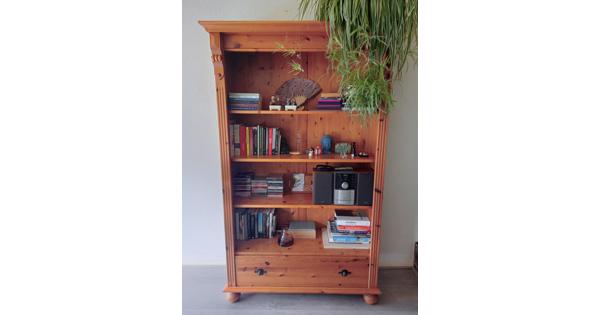 Zware boekenkast van eikenhout. Klassiek model.