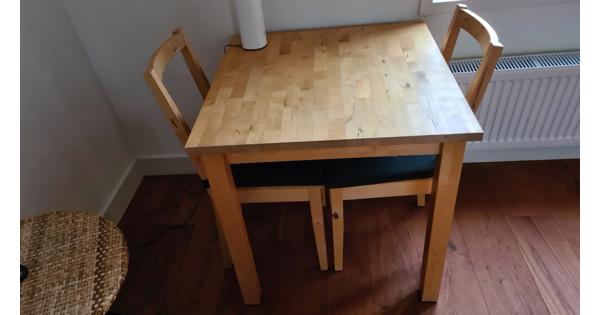 2 max 4 personen tafel met 2 stoelen