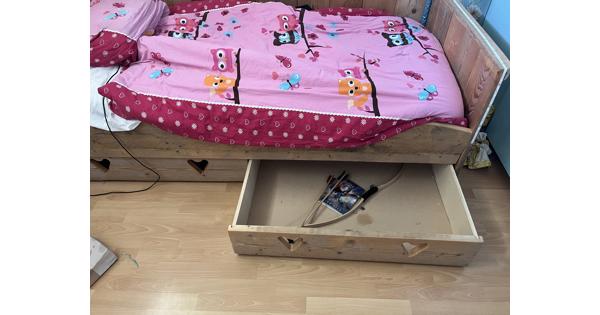 Steigerhouten bed