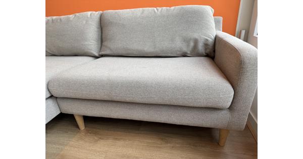 Grijze bank met chaise longue