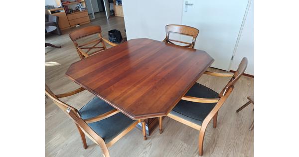 Eethoek kersen met 4 stoelen 