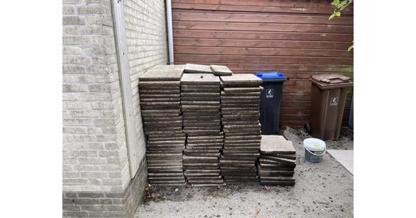 120 gebruikte lichte tegels 40 bij 40