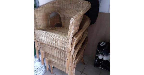 4 rotan stoelen met grijze kussens