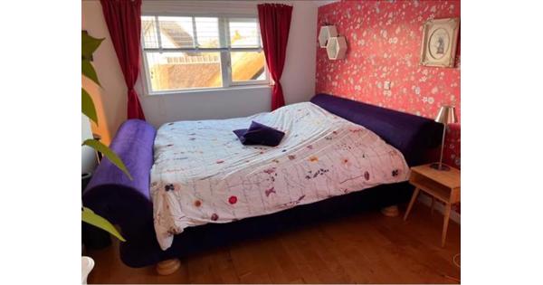 groot romatisch paars stoffen bed