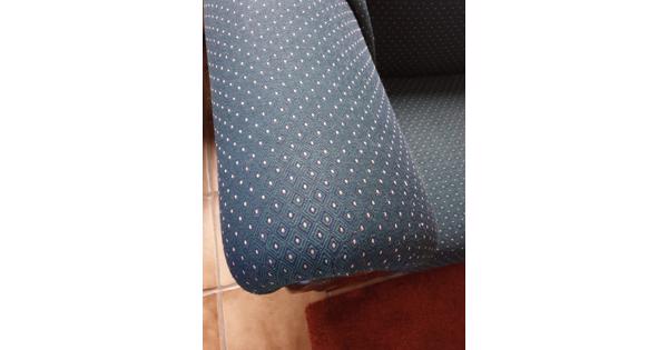 2 groene banken van stof