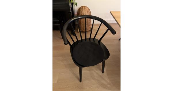 Twee zwarte stoelen